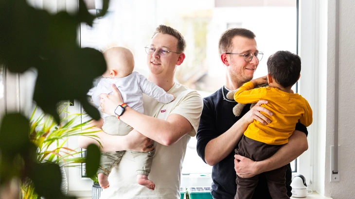 Eine Familie: Jan Bender (links) und sein Mann Jonas mit ihrem Adoptivsohn (rechts), genannt Löwe, und ihrem Pflegekind, dem kleinen Tiger.