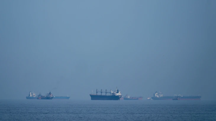 Öltanker und Frachtschiffe in der Straße von Hormus