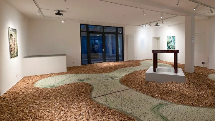 Ohne Bäume geht es nicht, schon gar nicht in Kelkheim: Installation „EM-Field Arboretum“ von Duo 431art im neuen Stadtmuseum.