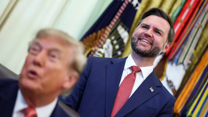 Der amerikanische Vizepräsident JD Vance steht im Oval Office hinter Donald Trump.