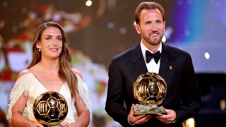 Alexia Putellas und Harry Kane posieren mit dem Ballon d'Or.