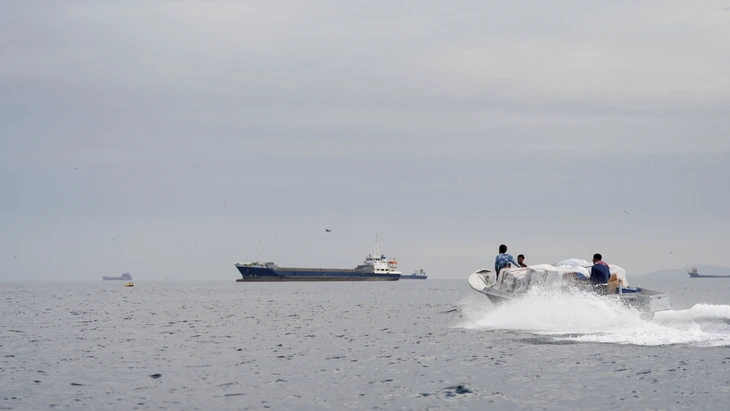 Ungewiss: Anleger hoffen, dass die Straße von Hormus bald wieder passierbar ist.