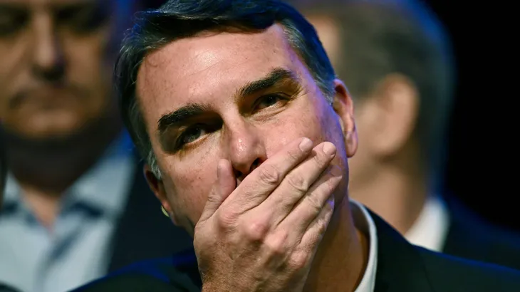 Flávio Bolsonaro ist zwei Tage nach seiner Wahlniederlage in die USA geflüchtet. In Brasilien laufen mehrere Ermittlungen gegen den Senator.