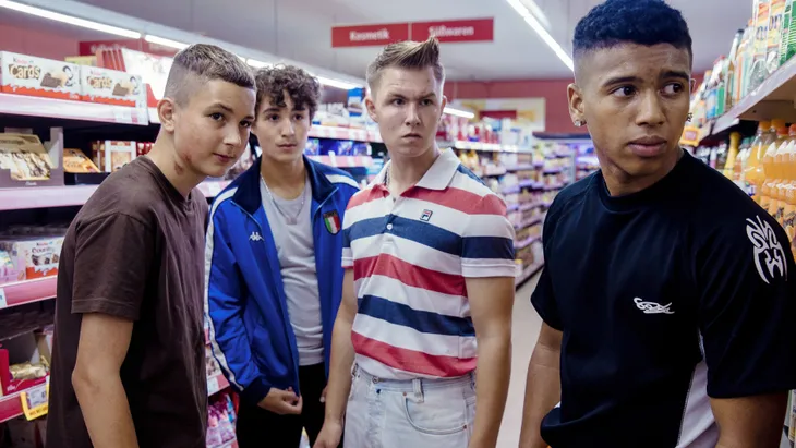 Die vier Freunde (v. li. n. re.): Lukas (Levy Rico Arcos), Gino (Rafael Luis Klein-Heßling), Julius (Vincent Wiemer) und Sanchez (Aaron Maldonado-Morales)