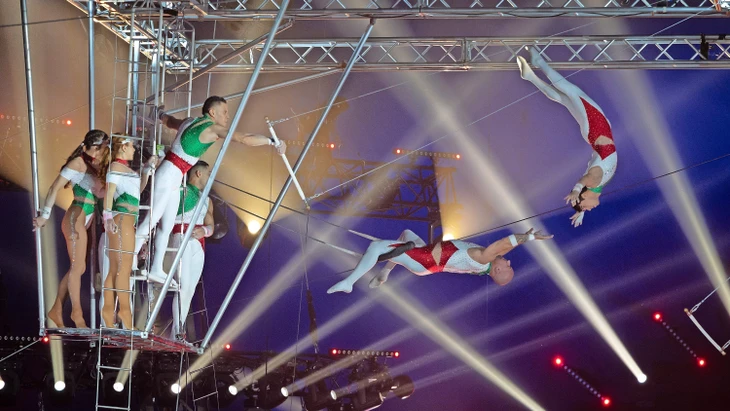 Auf zwei Linien durch die Luft: Die mexikanische Truppe Flying Fuentes Gasca zeigt die kompliziertesten Figuren.