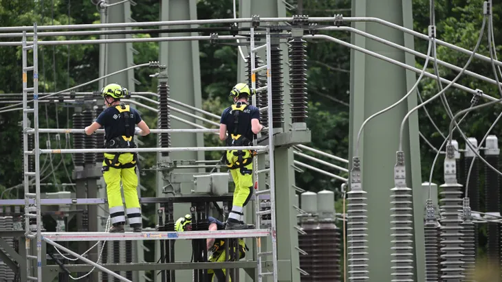 Mitarbeiter von FairNetz arbeiten im Juni auf dem Gelände eines Umspannwerks in Reutlingen