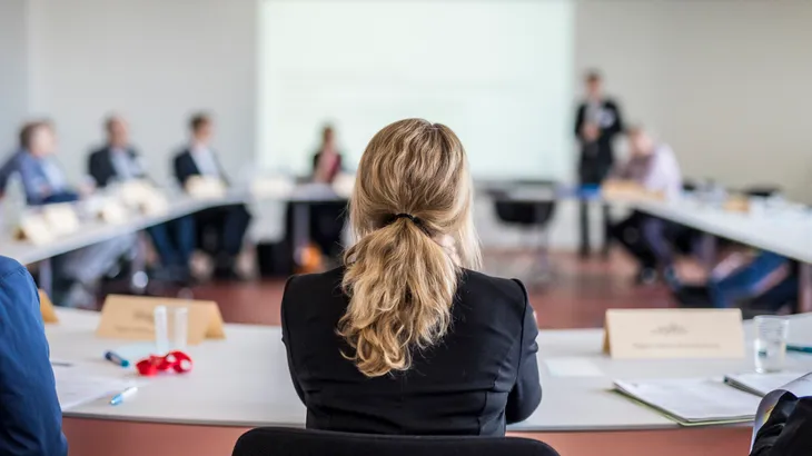 Frauen schaffen es immer häufiger in Führungspositionen. Doch bis zur Parität ist es noch ein weiter Weg.