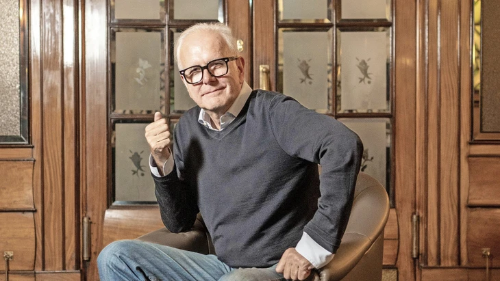 Bezieht eine bescheidene Rente: Harald Schmidt, hier 2023 in der „Bar 1910“ des Hotels Reichshof in Hamburg