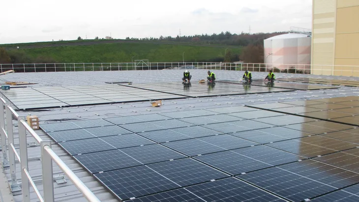 Schritt zur Energiewende: Auf einem Produktionsgebäude der Merck KG in Darmstadt wird eine Solaranlage aufgebaut.