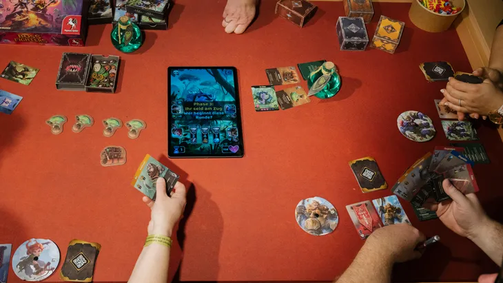 Erfolgstitel: „Boss Fighters QR“ von Pegasus Spiele ist 2026 für das Kennerspiel des Jahres nominiert worden.