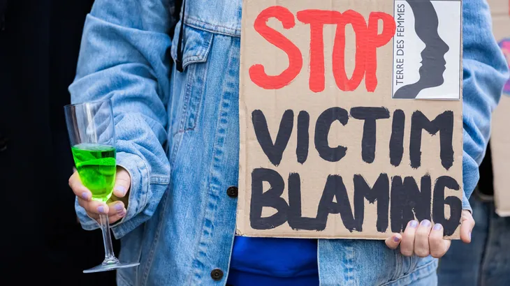 Aus Solidarität: Vor dem Kriminalgericht Moabit protestiert anlässlich der Fortsetzung des Prozesses gegen den 69 Jahre alten Frank S. eine Frau gegen sexualisierte Gewalt.
