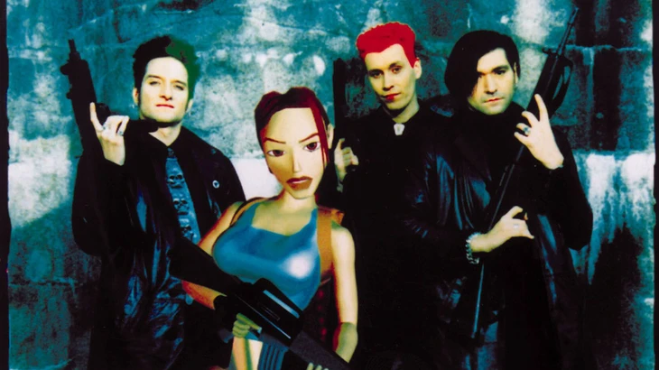 Zu dritt gegen Lara Croft: Im Musikvideo zu „Männer sind Schweine“ (1998) kriegen es Die Ärzte mit der Protagonistin der Computerspielreihe „Tomb Raider“ zu tun.
