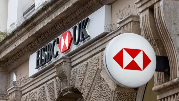 HSBC-Logo an einer Filiale in England