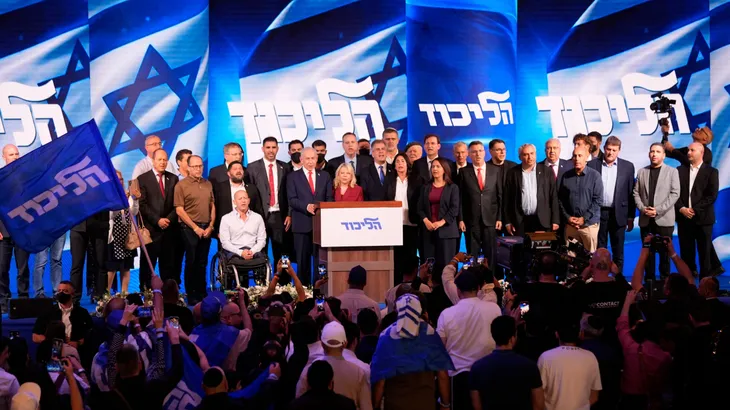 Der israelische Ministerpräsident Benjamin Netanjahu steht auf der Bühne vor Anhängern im Hauptquartier der Likud-Partei in Jerusalem in der Nacht auf Mittwoch.