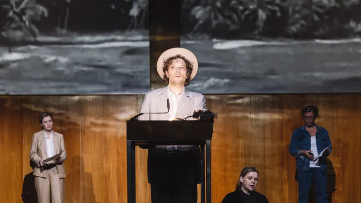 Souverän ist, wer den Ausnahmezustand reinszeniert: Moritz Kienemann als Theatermacher in „Die Holländerinnen“.
