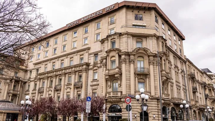 Unter Denkmalschutz: Das Hotel Nassauer Hof an der Wilhelmstraße in Wiesbaden steht derzeit leer.