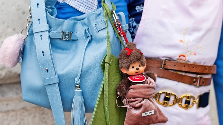 Mehr als hässlich: Nichteingeweihte sehen Küchenschürze und Monchhichi-Anhänger; Kenner entschlüsseln Trendreferenzen.