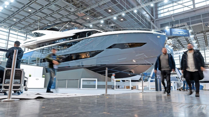 Die Superyachten füllen Messehalle 6 in Düsseldorf.
