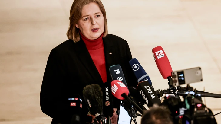 Bundessozialministerin Bärbel Bas (SPD) strebt eine Reform des Altersvorsorgesystems an, das grundlegende Probleme behebt.