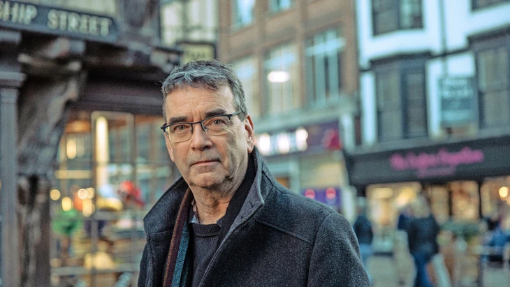 Mick Herron an der Ecke zur Cornmarket Street in Oxford, Herbst 2025