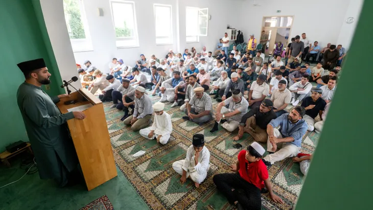 Freitagsgebet gegen Extremismus in der Berliner Khadija Moschee: Nach dem Anschlag am Rande des Christopher Street Days (CSD) im Juli hat auch die dortige muslimische Gemeinschaft sich gegen Extremismus gestellt.