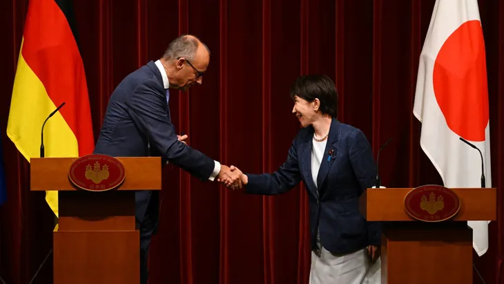 „Premiumpartner“ unter sich: Die japanische Ministerpräsidentin Sanae Takaichi begrüßt den deutschen Bundeskanzler Friedrich Merz (CDU).