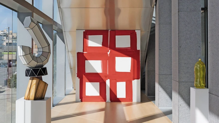 Unter einer Treppe im Kongresszentrum: der Stand der Galerie Florit Florit aus Palma mit einer rot-weißen Abstraktion von Beth Letain