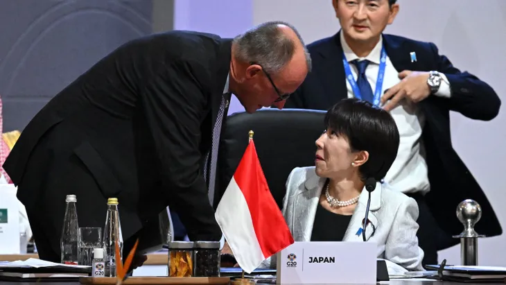 Friedrich Merz grüßt Sanae Takaichi während des G20-Gipfels in Johannesburg am 22. November 2025.