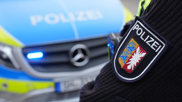 Bei einem Streit in einem Frankfurter Club soll ein 21 Jahre alter Mann mit einer Schreckschusswaffe mehrfach auf einen gleichaltrigen Mann geschossen haben. Nach Angaben der Polizei wurde der Mann dabei leicht verletzt.