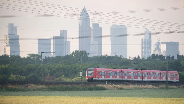 Von Friedrichsdorf nach Frankfurt: Die für das Rhein-Main-Gebiet wichtige S-Bahn-Line S5 verkehrt zwischen der Metropole und dem Bahnhof Friedrichsdorf, der seit Jahren umgebaut wird.