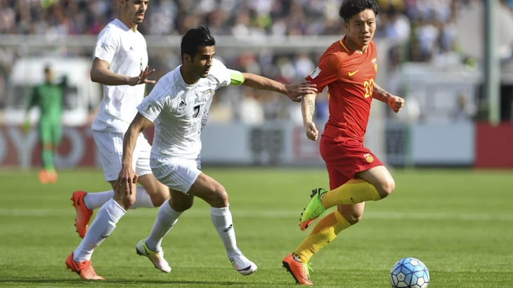 Irans damaliger Kapitän Masoud Schodschaei (Mitte) im Qualifikationsspiel zur Fußball-WM 2018 gegen China