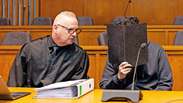 Vor Gericht: Der Angeklagte (rechts) neben seinem Verteidiger