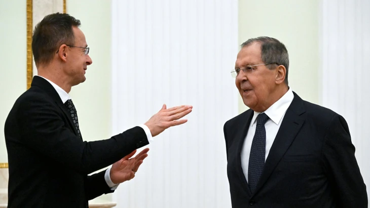 Ungarns Außenminister Péter Szijjártó mit Russlands Außenminister Sergej Lawrow in Moskau Ende November