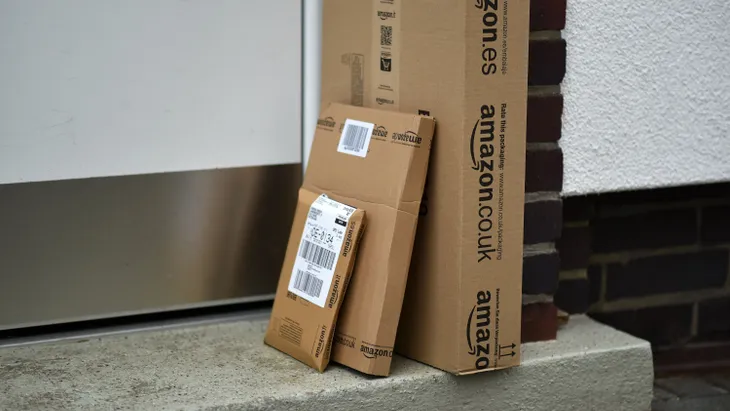 Dafür kennt man Amazon: Das Geschäft mit den Internetbestellungen und Paketen macht aber nur einen Teil des Geschäfts des amerikanischen Konzerns aus.