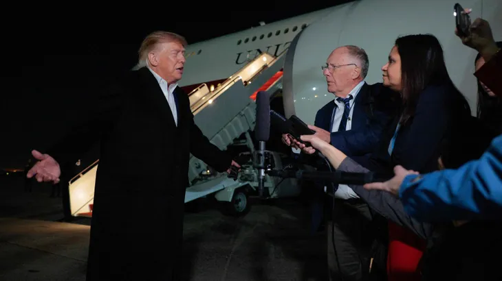 Trump vor Journalisten am Dienstagabend auf einem Militärstützpunkt in Maryland