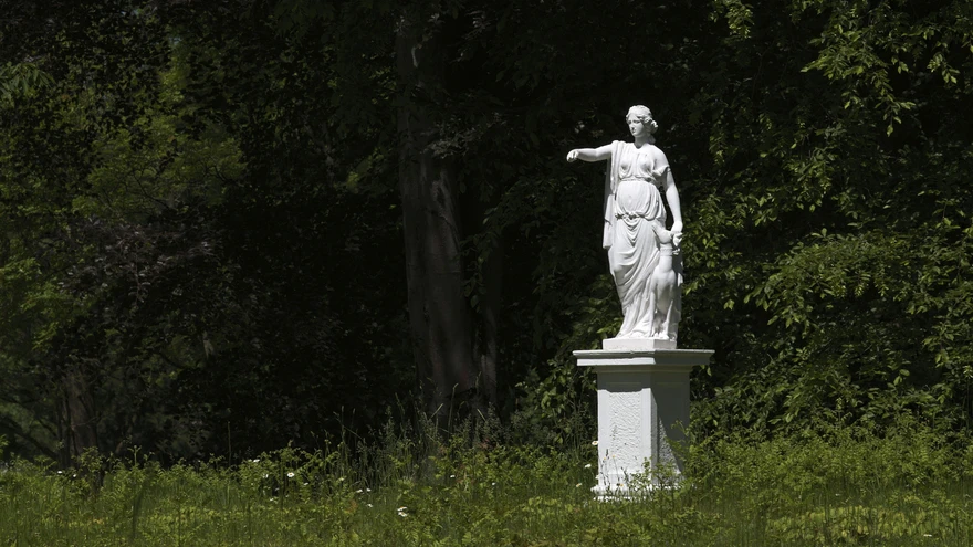 Deutsche Klassik im Grünen: Statue der Jagdgöttin Diana im Wörlitzer Park