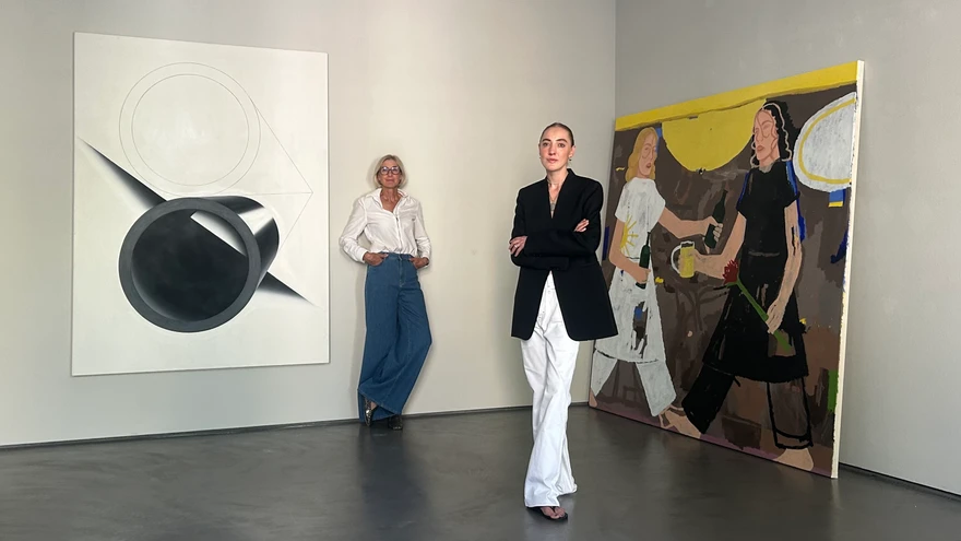 Teamwork: Judith und Katja Kamilla Andreae in ihrer Galerie, im Hintergrund Kunstwerke von Rune Mields (links) und Linita-July Dorn
