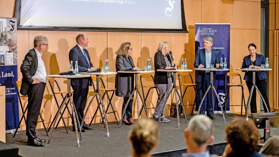 Klare Meinung: Das Podium des F.A.Z.-Bürgergesprächs mit (von links) Ressortleiter Manfred Köhler, dem CDU-Vorsitzenden Uwe Becker, Unternehmerin Gabriele Eick, der Grünen-Vorsitzenden Julia Frank, dem Rechtsanwalt Michael Marquardt und Ressortleiterin Jacqueline Vogt