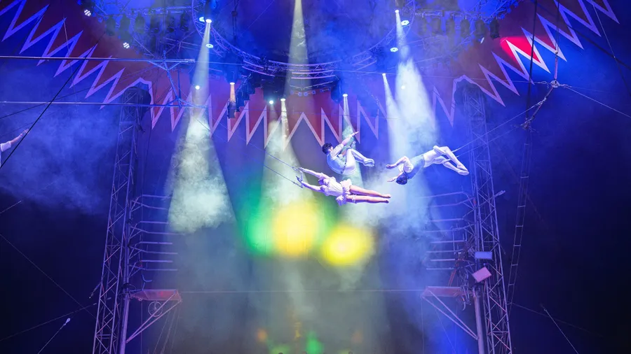 Luftnummer: Die Artisten des Zirkus Barelli liefern den Höhepunkt der Abends.