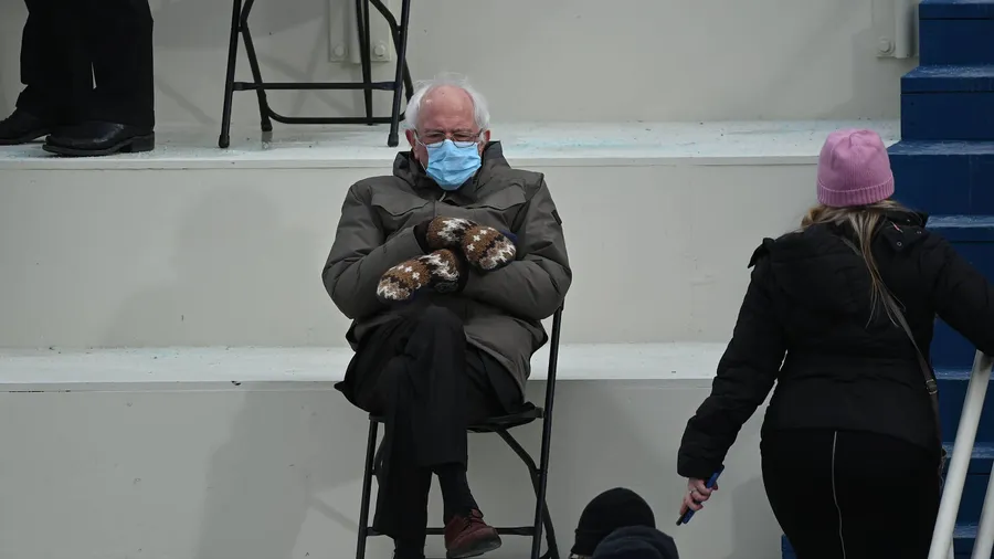 Vielleicht nicht elegant, dafür warm gekleidet: Bernie Sanders