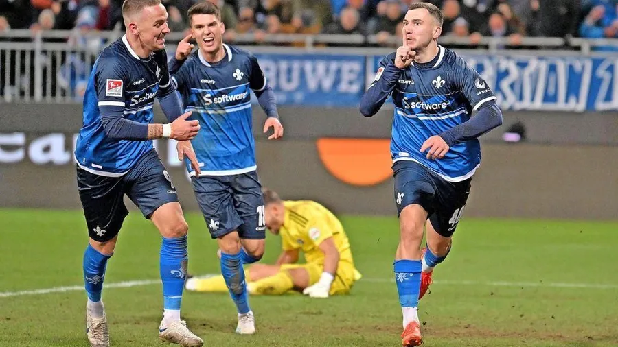 Lohn Darmstädter Mühen: Torschütze Filip Stojilkovic lässt HSV-Torwart Heuer Fernandes verärgert hinter sich, die Kollegen Phillip Tietz und Mathias Honsak freut es.