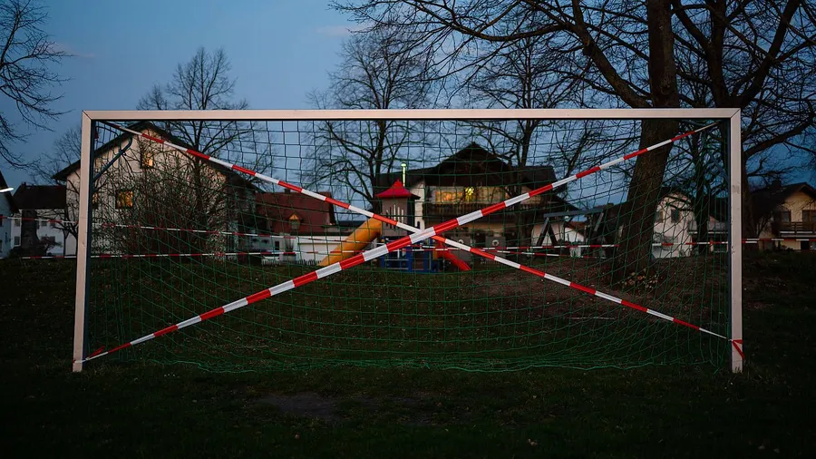 Abgesperrt: Was für Fußballtore gilt, gilt auch für Turnhallen und Schwimmbäder.