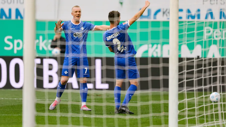 Grund zum Jubeln: Darmstadts Sergio López und Isac Lidberg (links)