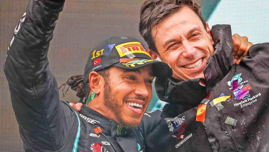 „Das Rennfahren war für ihn das Ventil, es allen zu zeigen, und es ist es noch immer“, sagt Toto Wolff (rechts) über den siebenmaligen Weltmeister Lewis Hamilton.