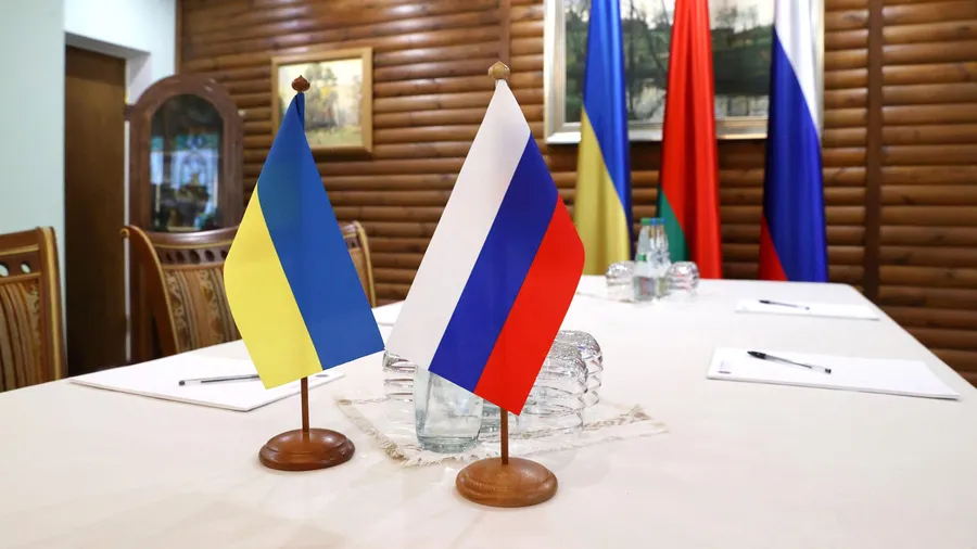 Ukrainische und russische Fahne am ehemaligen Verhandlungsort im belarussischen Brest: Es scheint so, als gäbe es eine Annäherung beider Parteien.