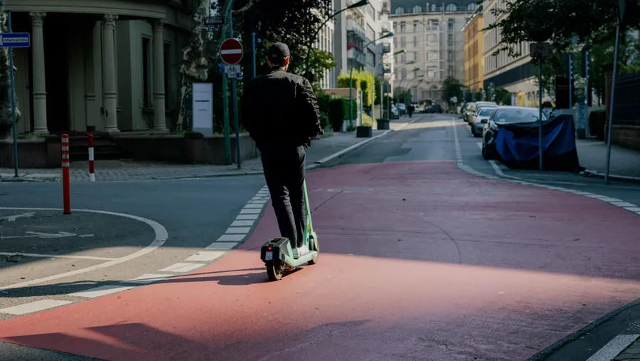 Ein E-Roller-Fahrer in Frankfurt.