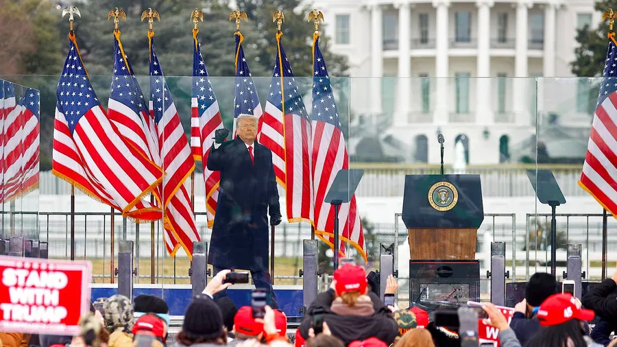 Mit erhobener Faust: Donald Trump ruft seine Anhänger am 6.Januar zum Marsch zum Kapitol auf.