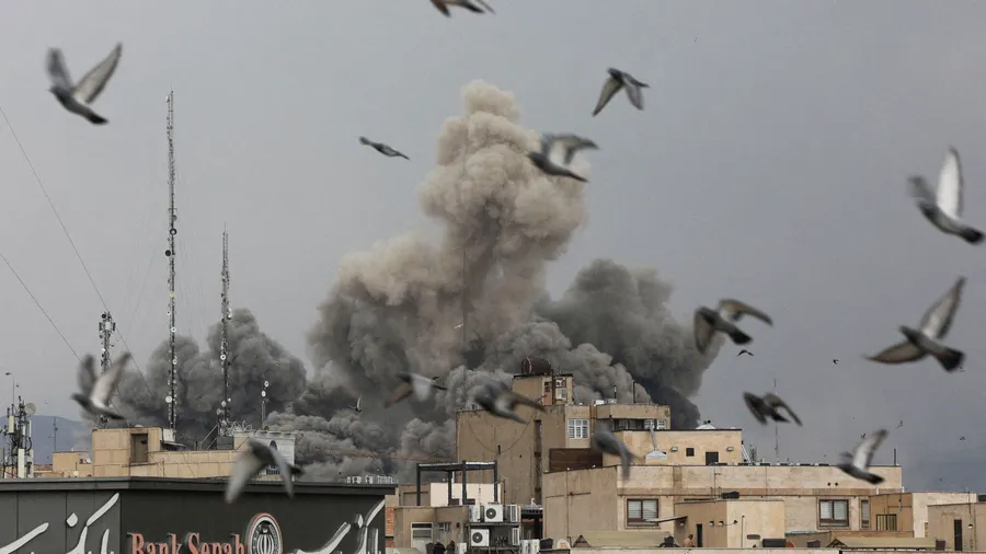Der Streit um Iran zeigt, wie schnell Völkerrecht zum moralischen Urteil gerinnt, obwohl für Selbstverteidigung und mögliche humanitäre Intervention entscheidend sind, was zurechenbar ist und wie real die Bedrohung tatsächlich war.