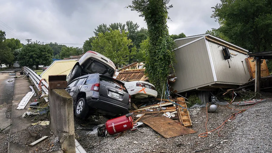 Beschädigte Autos und Trümmer in Waverly in Tennessee