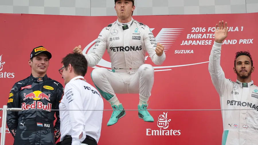 Die Leichtigkeit des Nico Rosberg (Mitte) ist Lewis Hamilton (rechts) wegen Fußschmerzen abhanden gekommen